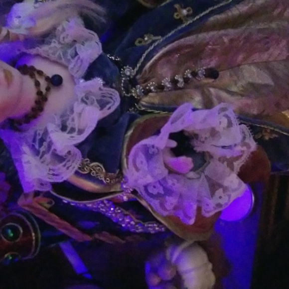 Porcelain doll has the face of an angel dressed in a blue velvet dress - Picture 6 of 10